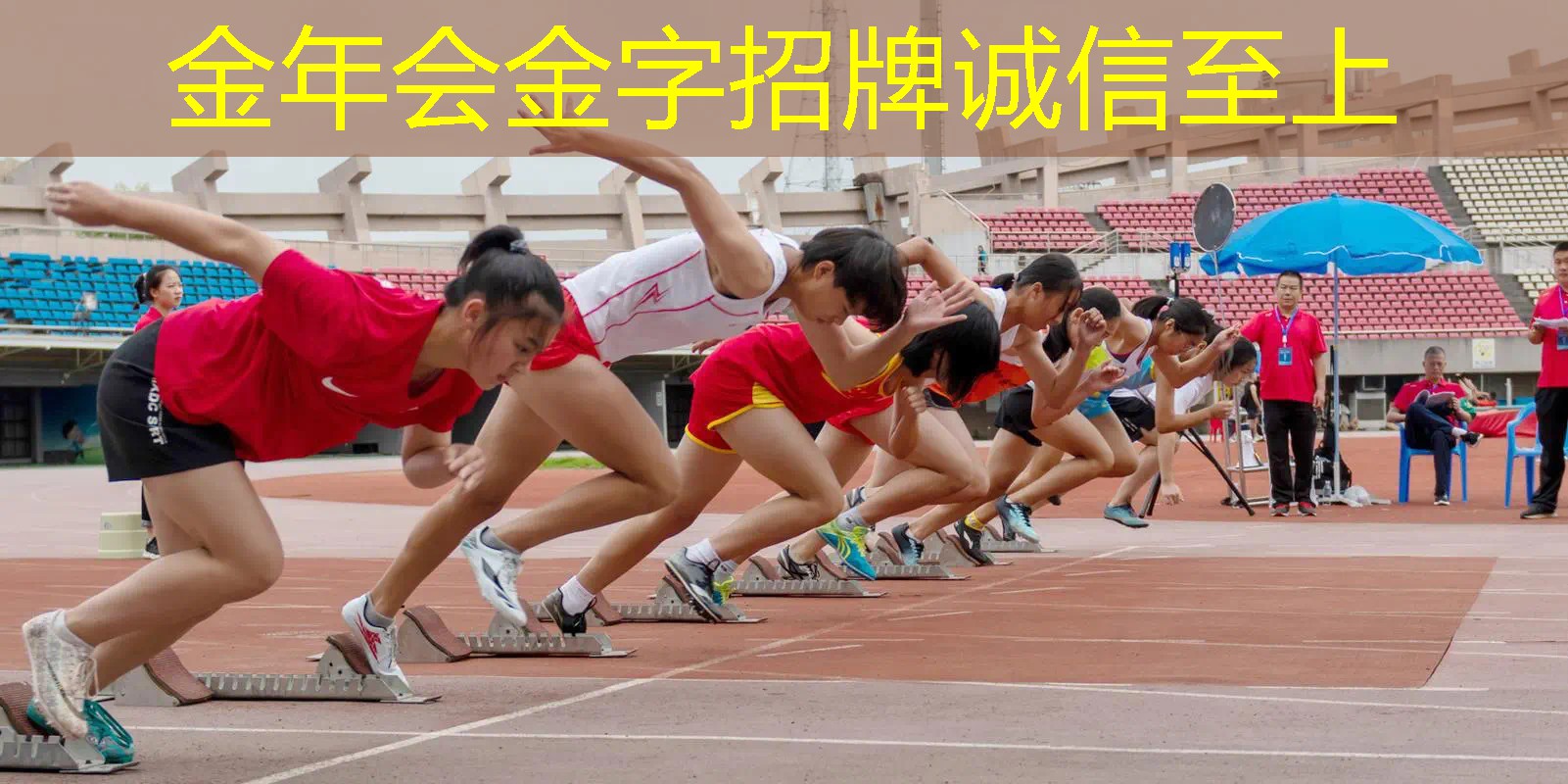 男子乒乓球台上唱歌