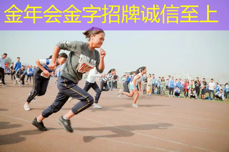 一个人打网球拿着网球拍