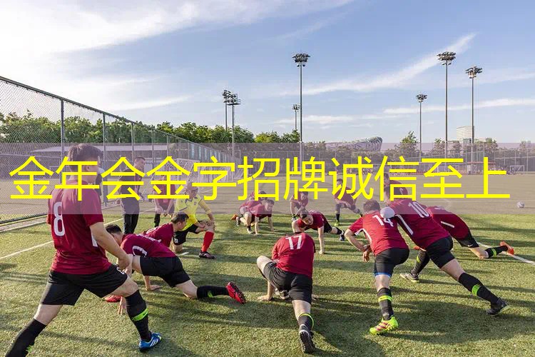 拿网球拍的少年是谁
